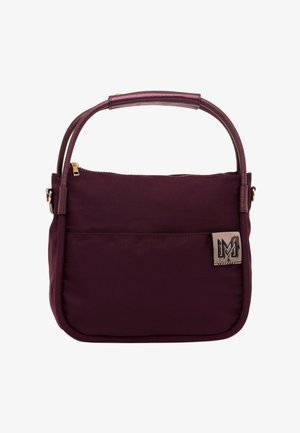 Pequeño bolso cuadrado de color púrpura oscuro con asas cortas y redondeadas, bolsillo frontal, cremallera dorada y parche con logo metálico en la parte inferior derecha.