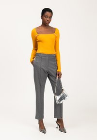 INFLUENCER Trui - amber