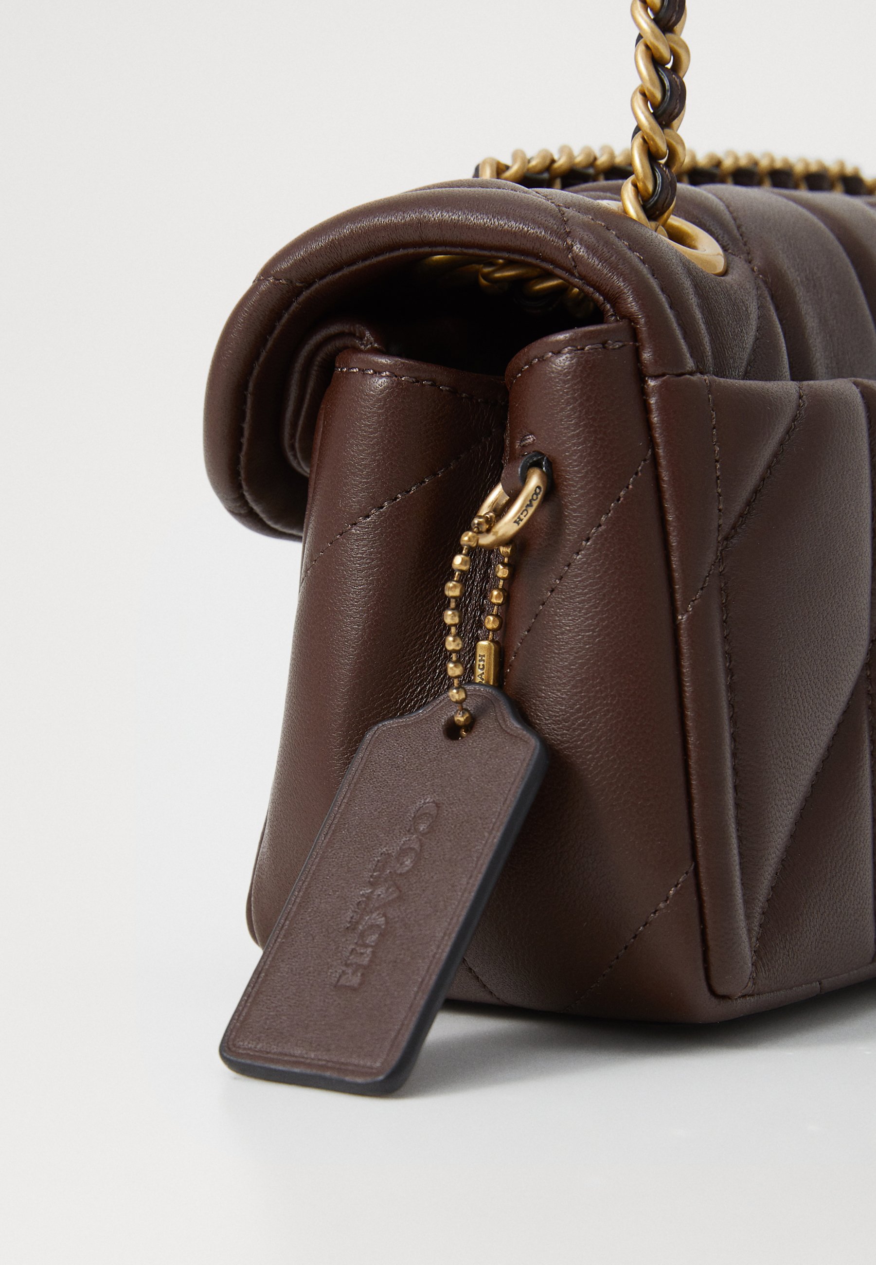 COACH QUILTED TABBY SHOULDER WITH CHAIN - Handbag - brown/dark