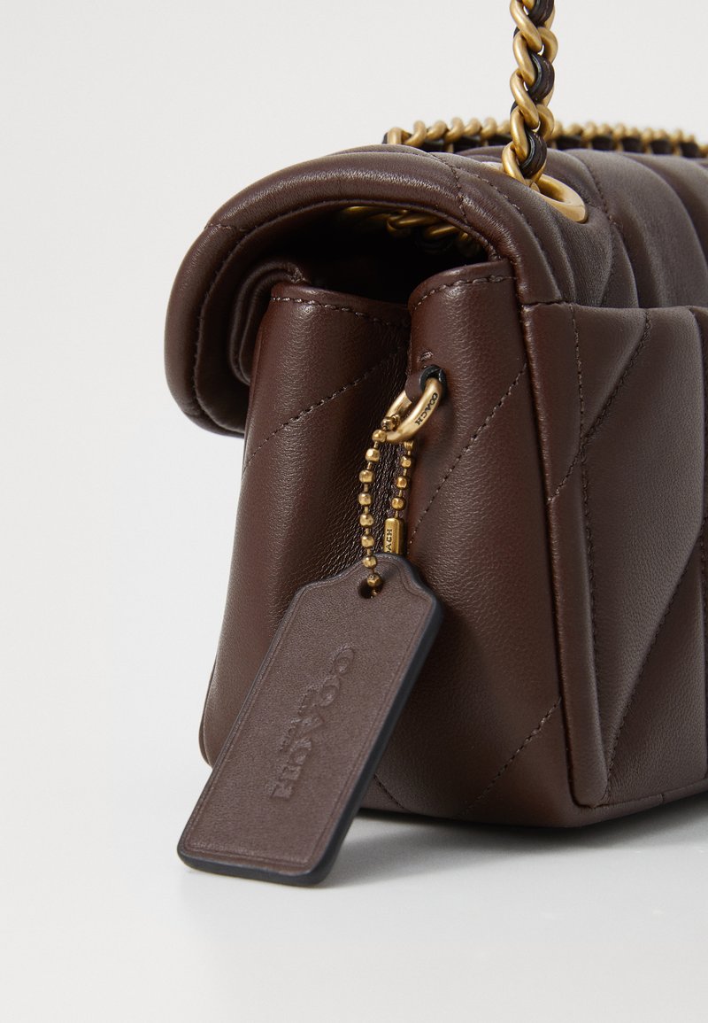 COACH QUILTED TABBY SHOULDER WITH CHAIN - Handbag - brown/dark 