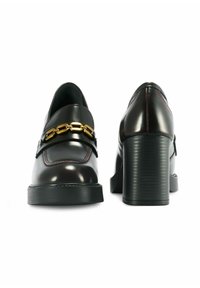 Bordowe skórzane buty na słupku, z metalowym akcentem w postaci złotego łańcuszka i kontrastującymi szwami. Gładka tekstura z połyskującym wykończeniem.