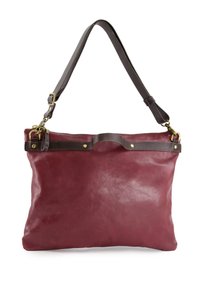 Leren tote bag in diep bordeaux met een gladde textuur, bruin leren schouderband, gouden hardware-accenten en een ritssluiting.