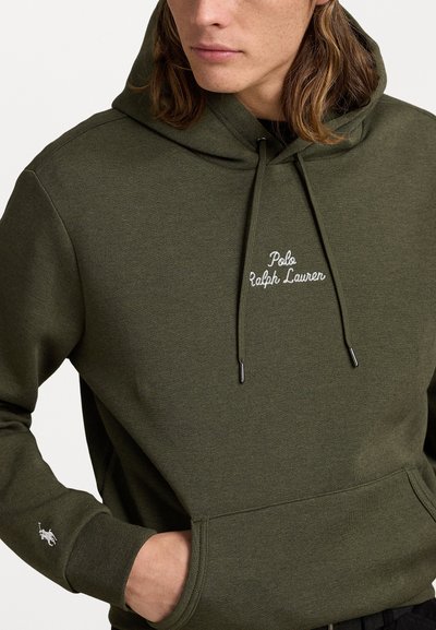 Pulover s kapuco olivne barve, ki vključuje zategovanje kapuce, sprednji žep in vezeno logo "Polo Ralph Lauren" na prsih. Diskreten konjiček znak na rokavu.