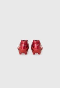 Rode voetbalschoenen met een gestroomlijnd ontwerp, glanzend synthetisch bovenwerk, ribbelige hak en gripnoppen voor verbeterde grip.