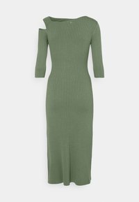 Robe midi en tricot côtelé de couleur vert olive avec une découpe à l'épaule et des manches trois-quarts, dotée d'une fente sur le devant pour un détail supplémentaire.