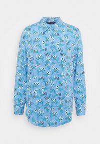 Camicia a maniche lunghe in tessuto azzurro chiaro con motivo floreale, caratterizzata da margherite bianche, dettagli arancioni e blu, e colletto abbottonato.