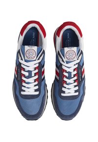 Ténis desportivos em azul e azul-marinho com atacadores brancos, detalhes em vermelho e uma marcação retro. Apresentam um material texturizado e uma sola em borracha.