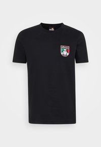 Černé bavlněné tričko s kulatým výstřihem, krátkými rukávy a vyšitým logem v červené, zelené a černé barvě.