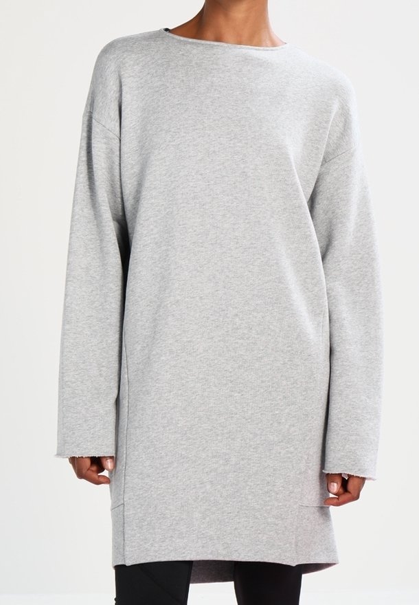 Sudadera gris de gran tamaño, con cuello redondo, mangas largas, textura suave, aberturas laterales en el dobladillo, diseño casual adecuado para superponer.