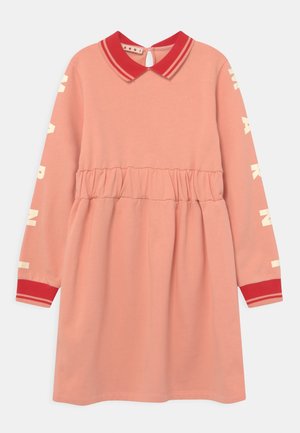 Vestido rosa de manga larga con cuello y puños rojos, cintura fruncida y letras blancas en bloques a lo largo de las mangas.