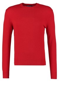 Czerwony sweter robiony na drutach z okrągłym dekoltem, długimi rękawami oraz ribbowymi mankietami i dołem. Tekstura jest gładka i ciasno tkana.