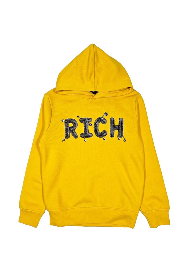 Felpa gialla con cappuccio e una texture morbida. Presenta la parola "RICH" in lettere grasse, nere e metalliche. Vestibilità regolare, polsini a coste.