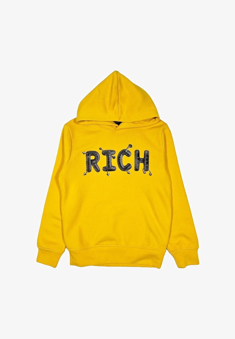 Felpa gialla con cappuccio e una texture morbida. Presenta la parola "RICH" in lettere grasse, nere e metalliche. Vestibilità regolare, polsini a coste.