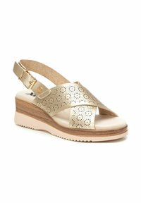 Sandalia de cuña de cuero dorado con diseño perforado, parte superior de tiras cruzadas, hebilla ajustable y una plantilla de textura de madera en contraste.