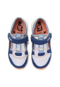 Scarpe a rete blu e bianche con cinturino a strappo, accentuate da cuciture arancioni e soletta decorata. Design con punta arrotondata.