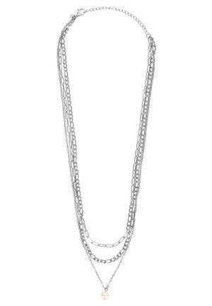 Collar de múltiples cadenas en plata con diferentes tamaños de eslabones, con un detalle de perla redonda colgando de la cadena más baja.