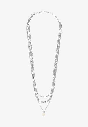 Srebrny naszyjnik wielołańcuchowy z różnymi rozmiarami ogniw, z okrągłą perłą zwisającą z najniższego łańcucha.