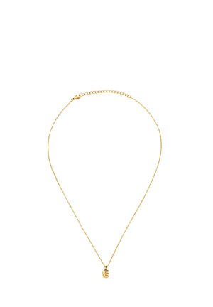 Collana delicata con catenina d'oro e un piccolo ciondolo dorato a forma di lettera "E" stilizzata su sfondo bianco.
