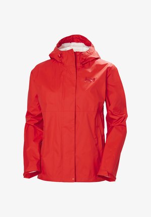 Chaqueta impermeable roja con capucha, cremallera frontal cubierta por una solapa y bolsillos laterales, diseñada para uso al aire libre.