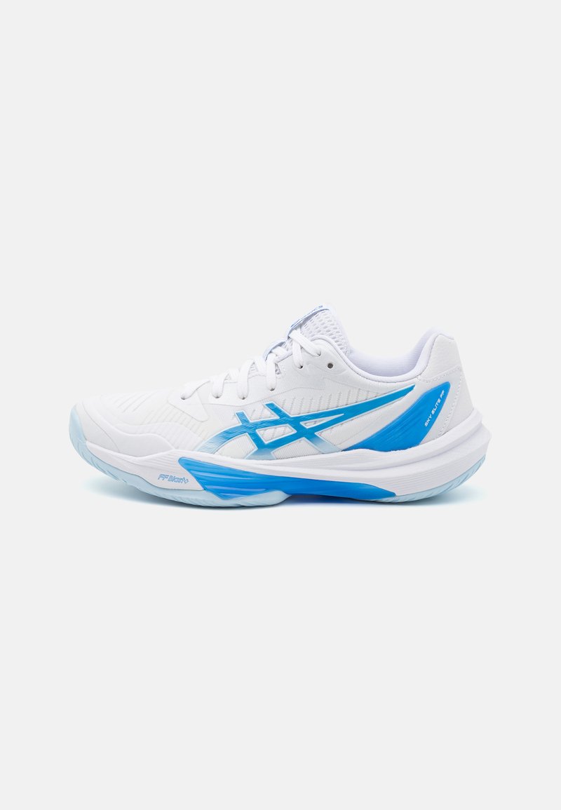 Scarpe da ginnastica bianche con dettagli blu, caratterizzate da una tomaia texturizzata, un colletto imbottito e una suola traslucida, resistente.