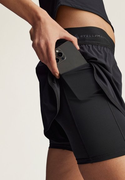 Sorte atletikshorts lavet af glat materiale med en sidelomme, der holder en smartphone, og en tekstureret linning.