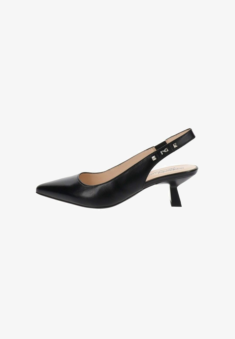 Escarpin à bride arrière en cuir noir, bout pointu, talon bas angulaire et deux petites clous en argent sur la bride.