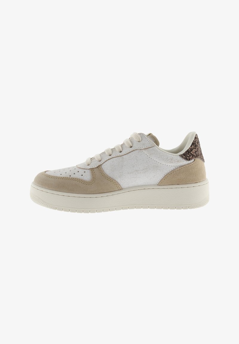 Vita och beige lädersneakers med en texturerad design, mjuka sueddetaljer, ljus sula och runda snören. Texturerad ryggdetalj.