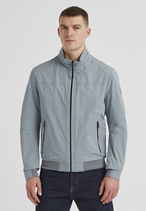 Hellblaues Jackett mit hohem Kragen, Frontreißverschluss und seitlichen Taschen. Verfügt über strukturierte Bündchen und ein elegantes Design. Glatte Stoffoberfläche.