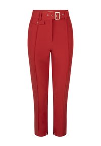 Pantalons ajustés rouges avec une ceinture, dotée d'une boucle, poches avant et coupe droite. Tissu lisse avec des détails de plis subtils.