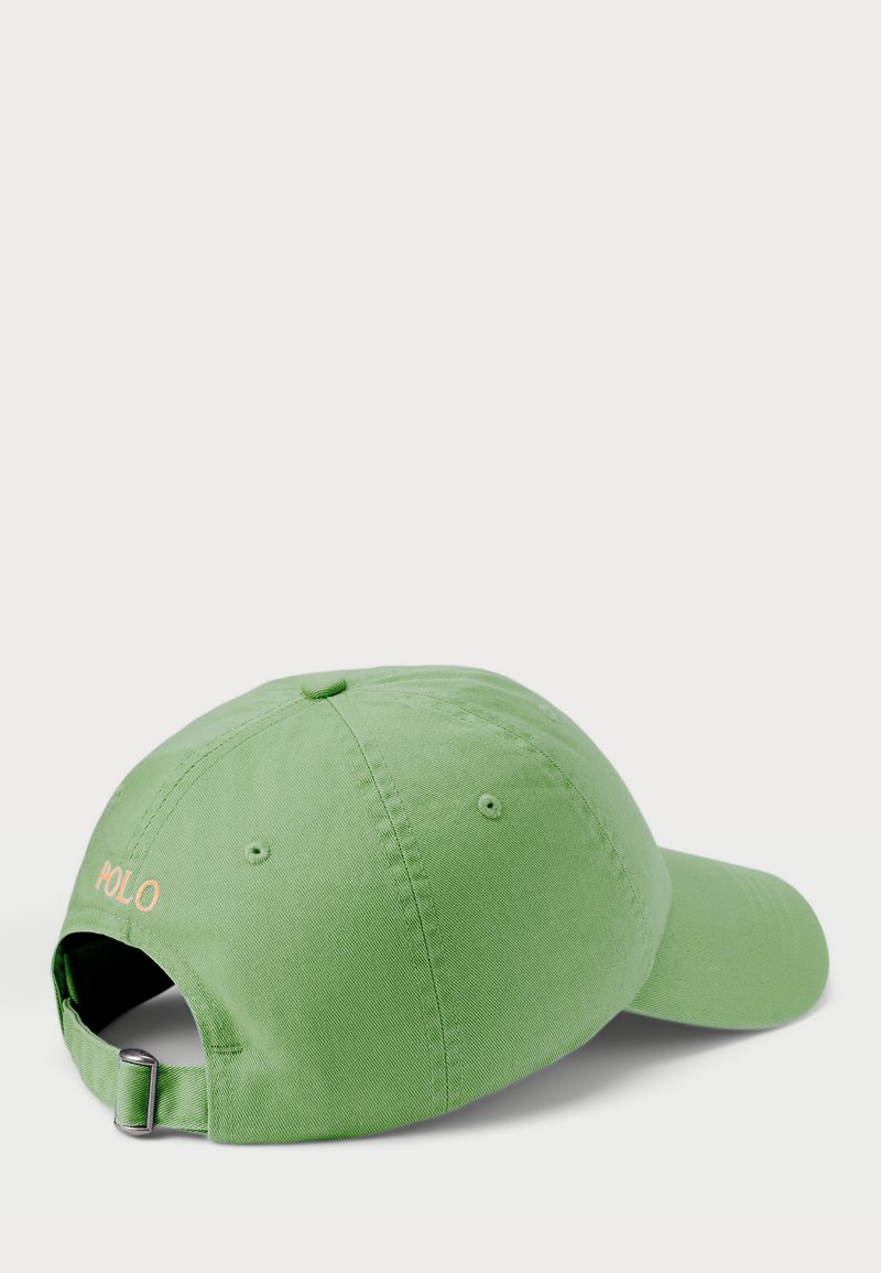Grøn bomulds baseball cap med buet skygge, justerbar rem og "POLO" broderet med kontrasttråd på bagsiden.