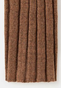 Brauner gestrickter Schal mit gerippter Textur und vertikalen Falten, aus weichem Material, das Wärme und Komfort bietet.