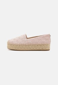 Espadrille de color rosa claro con un patrón bordado, suela de yute y parte superior de lona texturizada. Diseño tipo slip-on con punta redondeada.