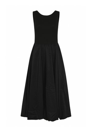 Robe noire sans manches avec un corsage ajusté et une jupe évasée, froncée. Fabriquée en tissu léger avec une texture lisse.