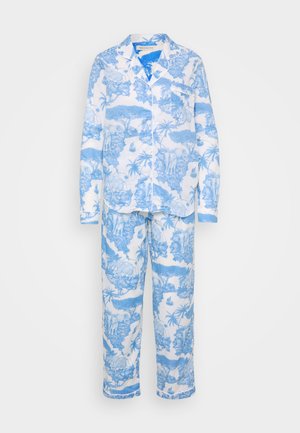 Conjunto de pijama azul y blanco con estampado de elefantes y palmeras, hecho de tela suave, que incluye una camisa con botones y pantalones de corte holgado.