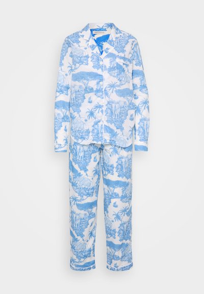 Conjunto de pijama em azul e branco com padrão de elefantes e palmeiras, feito de tecido suave, com camisa abotoada e calças largas.