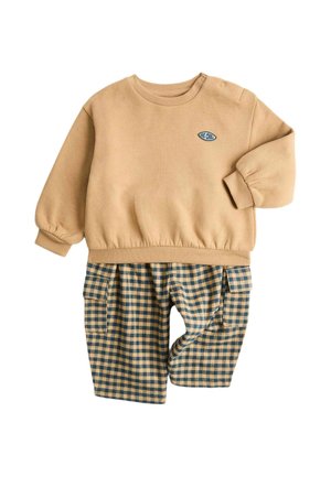 Beige langærmet sweatshirt med lille logo kombineret med blå og beige ternede bukser med sidelommer, lagt fladt på hvid baggrund.