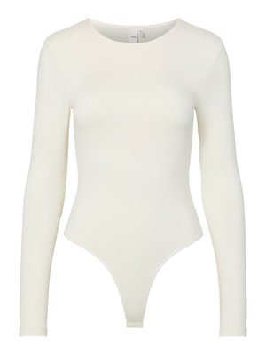 Langsleeve bodysuit in crème, gemaakt van soepele stof. Heeft een ronde halslijn en een thong onderkant ontwerp met een aansluitende silhouet en zonder sluitingen.