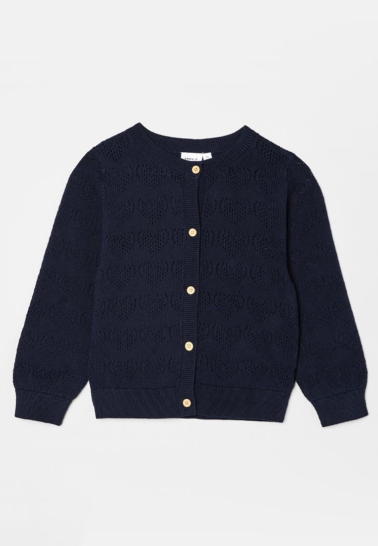 Donkerblauwe gebreide cardigan met een hartpatroon, ronde halslijn en houten knopen aan de voorkant. Geribde manchetten en zoom.