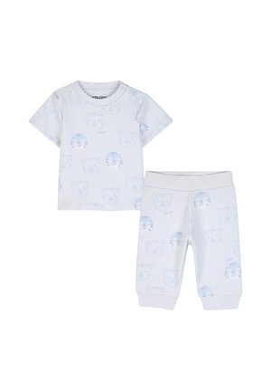 Tenue blanche pour bébé avec chemise à manches courtes et pantalon, avec des imprimés de visages de tigres souriants bleu clair partout.