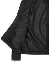 Donkergrijze suède jas met een gladde zwarte voering, voorzien van een ritszak aan de binnenkant en een strak, minimalistisch ontwerp.