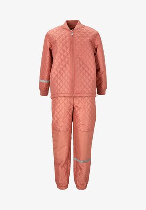 Ensemble de veste et pantalon matelassé rose, avec une fermeture éclair à l'avant, des poignets côtelés et des accents réfléchissants sur les manches et les jambes du pantalon. Texture lisse.