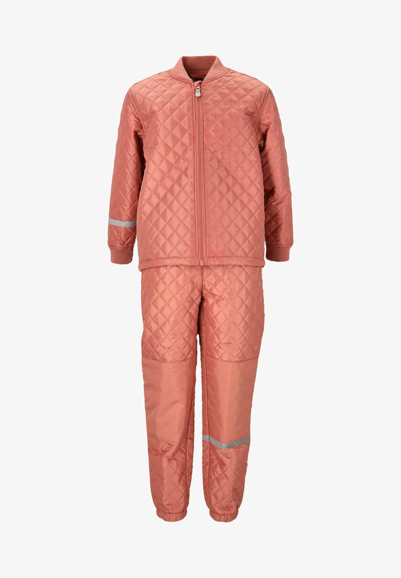 Gequilted, roze jack en broek set, met een ritssluiting aan de voorkant, ribgebreide boorden en reflecterende accenten op de mouwen en broekspijpen. Soepele textuur.