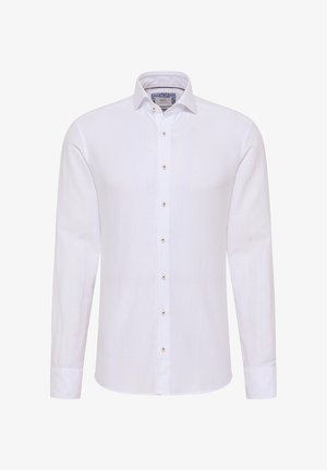 Camicia bianca a maniche lunghe realizzata in lino, con chiusura a bottoni frontale, orlo arrotondato e bottoni marrone chiaro a contrasto.