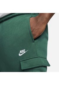 Nike Sportswear SPORTSWEAR CLUB FLEECE - Calças de fato de treino - gorge green gorge green white