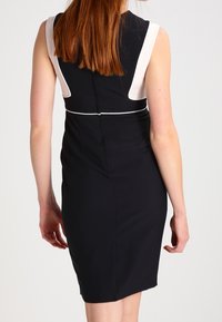 Dorothy Perkins Pouzdrové šaty - apricot