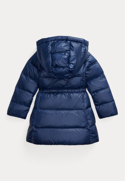 Cappotto invernale imbottito lungo blu navy con cappuccio e maniche lunghe, mostrato di spalle su uno sfondo chiaro uniforme.
