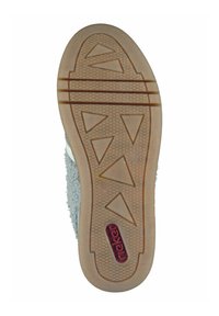 Dessus de chaussure gris flou avec une semelle en caoutchouc texturée présentant un motif de semelle triangulaire et un logo rouge.