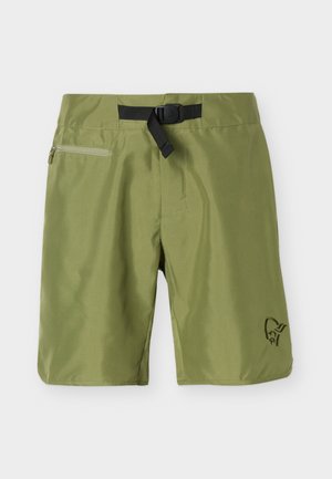 Maslinasto zelene bermude dužine do koljena s crnim podesivim remenom s kopčom i džepom na patentni zatvarač na lijevoj strani, s malim logotipom na donjem desnom nozi.