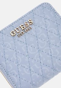 Guess Monedero - himmelblau