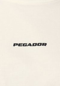 Pegador LAYLA CROPPED TEE - T-shirts - washed coconut milk/black